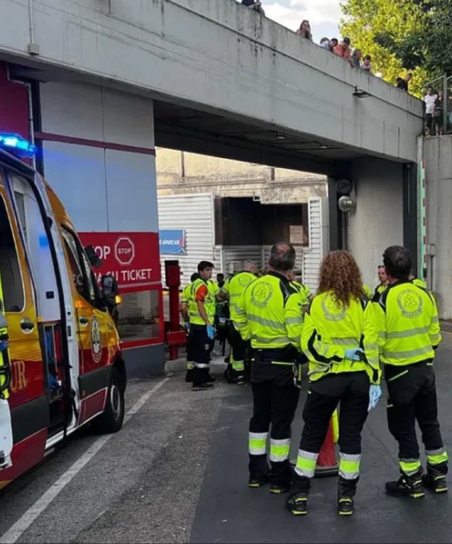 herqles_es's tweet photo. 🇪🇸 | En estado grave una mujer española de 34 años a la que un marroquí de 37 ha empujado esta mañana cuando estaba apoyada en el muro exterior de la Estación de Autobuses de Méndez Álvaro en Madrid. 

La ha tirado al vacío desde una altura de 7 metros, sin mediar palabra y sin conocerse previamente.