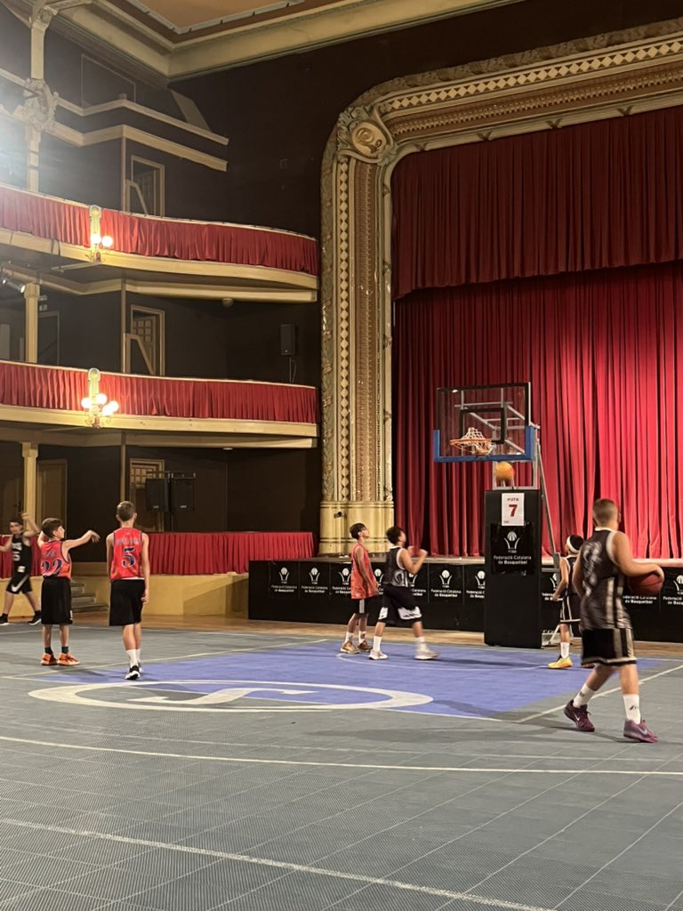 LCalvetM's tweet photo. @Guscarrascotfe Pues eran espectaculares!!!!! Pero jugar jugar no mucho…. Pista con pendiente y la pelota no votaba!!!! https://t.co/qA8RHWfixL