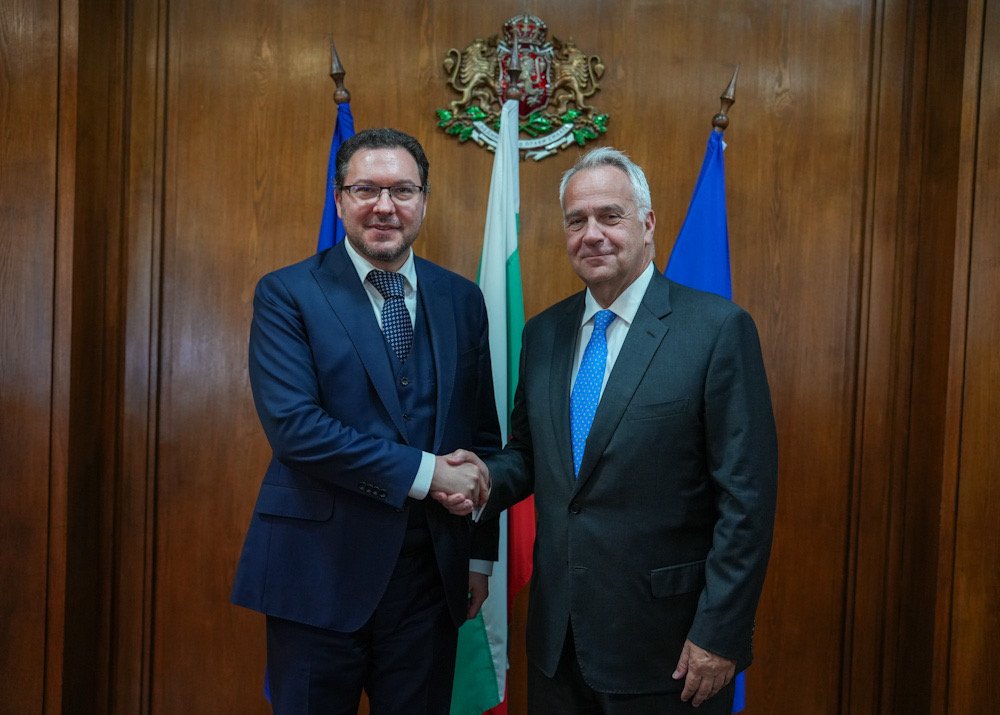 DanielMitov's tweet image. π§π¬π¬π· Constructive meeting with Greek Minister Voridis on #EU migration policy.
π Without effective returns, other measures wonβt work.
π« Migrant smugglers sell lies β economic migration is a privilege, not a right.
#Migration #Security