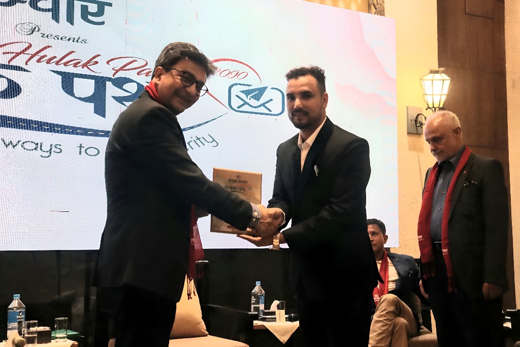 हुलाक सञ्चारको चौथो वार्षिक उत्सवको अवसरमा आयोजित "नेपालमा पर्यटन: सम्भावनाहरूको नयाँ युग" विषयक प्यानल छलफल कार्यक्रममा सहभागी भई आफ्ना विचारहरू राख्ने अवसर पाउँदा अत्यन्तै खुशी लागेको छ।
नेपालको पर्यटन क्षेत्रलाई समृद्ध बनाउन र विश्वसामु नेपालको पहिचान अझ प्रष्ट पार्न यस्ता