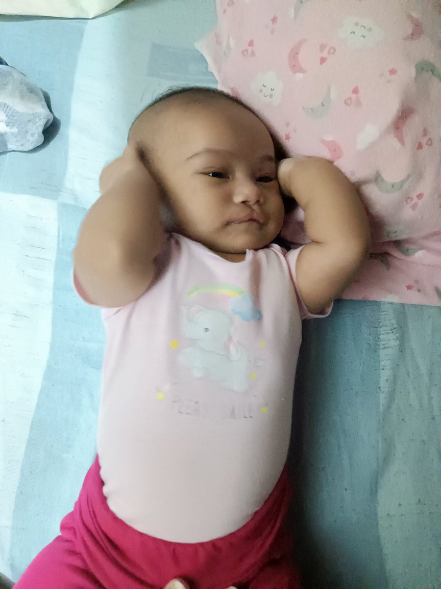 shantsxy's tweet photo. Same onesie, 1 month apart 🥺 https://t.co/7zAScIsESY