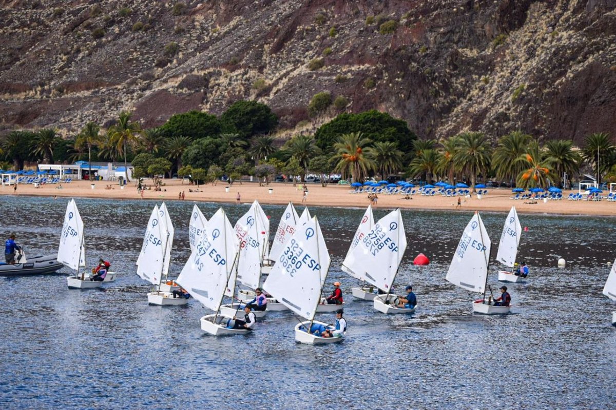 DXTenerife's tweet image. La playa de Las Teresitas #SCTF acoge desde hoy y hasta finales del mes de agosto los cursos de iniciación a la #vela para niños, niñas y adolescentes de entre 7 y 15 años
⛵️ Promovemos la práctica de los deportes náuticos
📲 bit.ly/3T0LbhL
#ActivaTuVida