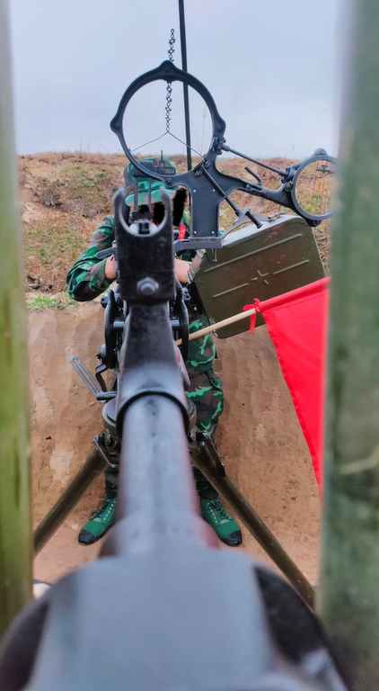 AnnQuann's tweet photo. "Where is a selfie stick when you need one..."

"I have an idea!"

#DShK #HeavyMachineGun #VietnamPeopleArmy https://t.co/D4irM7cmSP