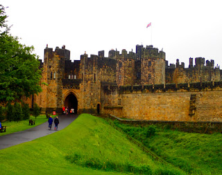 England’s Alnwick Castle has been featured in many films. It is sometimes referred to as the ‘Harry Potter’ castle - fans of the movie will recognize the Alnwick Castle as Hogwarts in the first films.
See why, Click on this link to see our visit:
unhooknow.blogspot.com/search/label/G…
#England