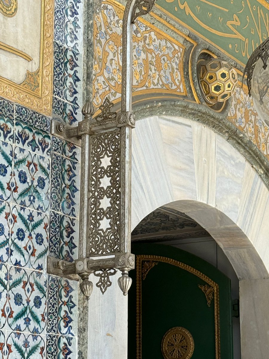 🕌✨ Taksim Camii Kültür Merkezi olarak düzenlediğimiz İslam Sanatında Geometrik Desenler Atölyesi kapsamında öğrencilerimizle birlikte, Osmanlı’nın zarif estetik anlayışını yerinde görmek üzere Şehzadebaşı Camii ve Topkapı Sarayı’na ilham dolu bir gezi gerçekleştirdik.

Bu eşsiz