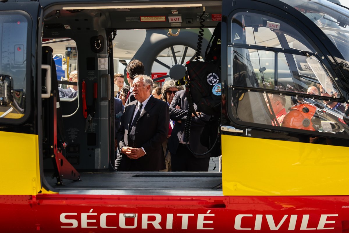 Sécurité Civile (@seccivilefrance) on Twitter photo 🚁 Au <a href="/salondubourget/">Paris Air Show</a>, le Premier ministre <a href="/bayrou/">François Bayrou</a> est venu saluer les équipages des #Dragon.
🤝 Ils ont ainsi pu lui présenter les nouveaux hélicoptères H 145 <a href="/AirbusHeli/">Airbus Helicopters</a> qui disposent notamment d'un rotor à 5 pales et d'une capacité d’emport supérieure, permettant ainsi 🚁 Au <a href="/salondubourget/">Paris Air Show</a>, le Premier ministre <a href="/bayrou/">François Bayrou</a> est venu saluer les équipages des #Dragon.
🤝 Ils ont ainsi pu lui présenter les nouveaux hélicoptères H 145 <a href="/AirbusHeli/">Airbus Helicopters</a> qui disposent notamment d'un rotor à 5 pales et d'une capacité d’emport supérieure, permettant ainsi