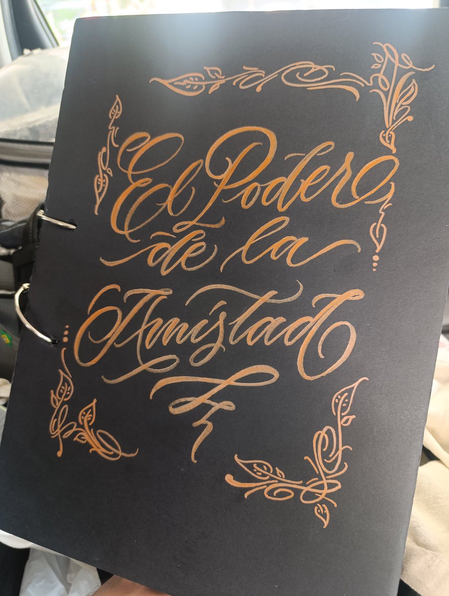 Después de casi una década, con sus idas y venidas y sus once mudanzas, mi peripecia salmantina llega hoy a su fin.
Despedida del hogar, de las amistades infalibles y del refugio palaciego. 
Qué desgarro.
Έχε γεια, Σαλαμάνκα, εις επανιδείν!