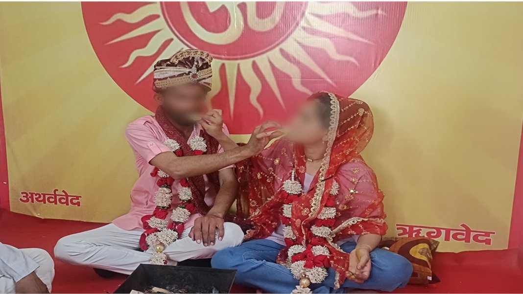 ऑपइंडिया (@opindia_in) on Twitter photo चचेरे भाई से जबरन निकाह कराना चाहते थे घरवाले
गुजरात से जान बचाकर भाग निकली रुकसाना
दिल्ली में की घर वापसी, समृद्धि बनकर प्रेमी से रचाई शादी
पढ़ें - <a href="/Vivekanand2404/">vivekanand mishra</a> की रिपोर्ट
hindi.opindia.com/national/gujar… चचेरे भाई से जबरन निकाह कराना चाहते थे घरवाले
गुजरात से जान बचाकर भाग निकली रुकसाना
दिल्ली में की घर वापसी, समृद्धि बनकर प्रेमी से रचाई शादी
पढ़ें - <a href="/Vivekanand2404/">vivekanand mishra</a> की रिपोर्ट
hindi.opindia.com/national/gujar…
