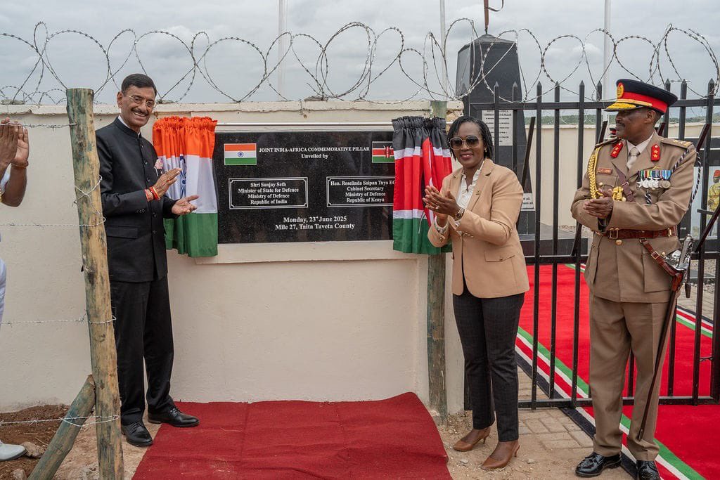 SpokespersonMoD's tweet image. Raksha Rajya Mantri Shri @SethSanjayMP and Kenya’s Defence Cabinet Secretary Ms Roselinda Soipan Tuya unveiled the India-Africa Commemorative Pillar at Mile 27, Taita Taveta County, honouring Indian &amp;amp; African #WorldWarI soldiers. A symbol of shared sacrifice &amp;amp; deepening defence