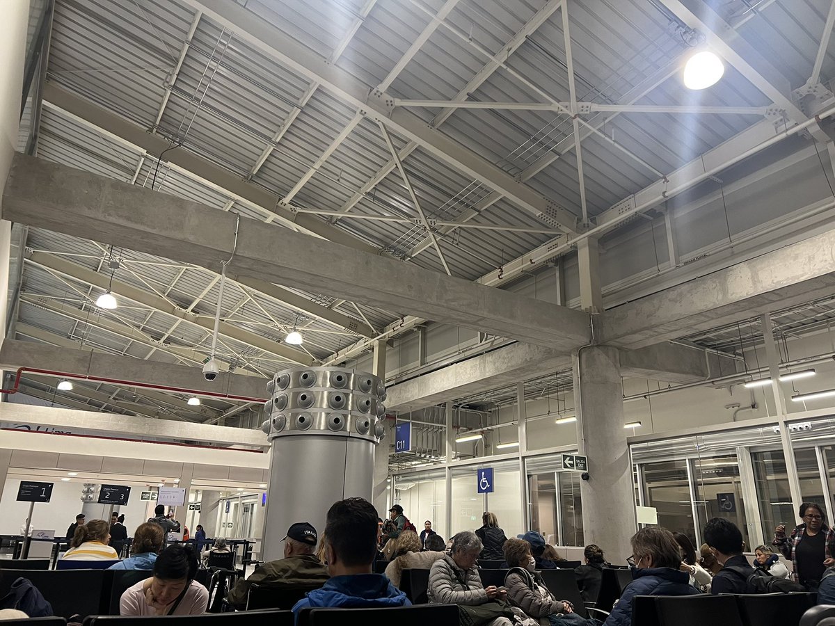 juldelacruzr's tweet photo. De mi paso por el Nuevo Aeropuerto Jorge Chávez, debo decir que las terminales lucen mal diseñadas, mal acabadas y poco iluminadas. 

El “look industrial” del techo debe compensarse con más y mejores luminarias y detalles a nivel del peatón. Aún están a tiempo.

@AeroJorgeChavez https://t.co/pteVCUgngY