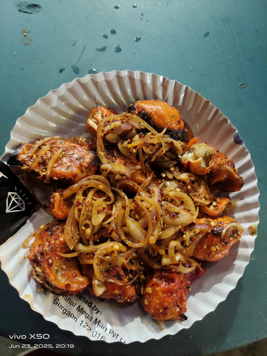 आओ, आपको मोमोज खिलाऊं