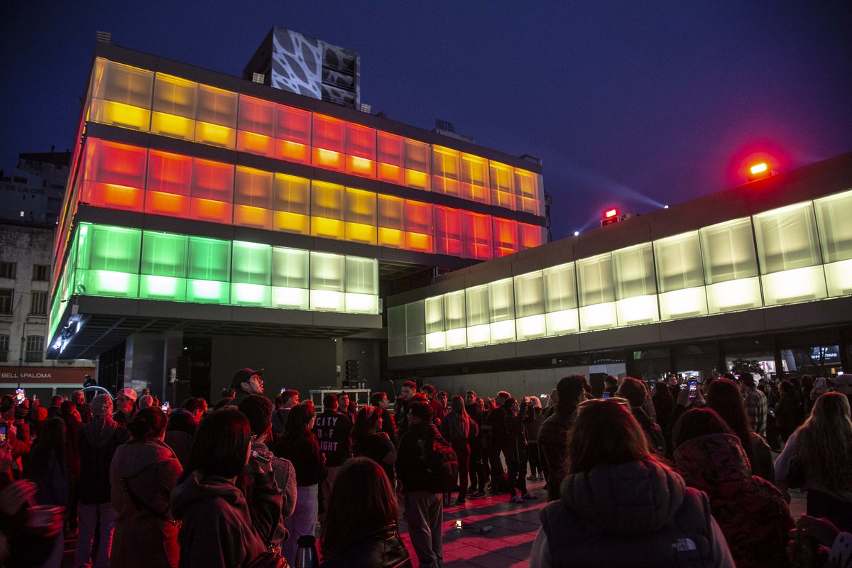 El centro cultural más querido de la ciudad ahora tiene la cara que se merece. 💫Iluminación nueva, fachada nueva, la misma pasión por la cultura de siempre. 🫂
🙌 El Fontanarrosa se transforma ❤️

<a href="/MuniRosario/">Municipalidad de Rosario</a>  
<a href="/CulturaRosario/">CulturaRosario</a> 
<a href="/pablojavkin/">Pablo Javkin</a>  
<a href="/FedeValentini1/">Fede Valentini</a>  
<a href="/egabenara/">enrique  gabenara</a>