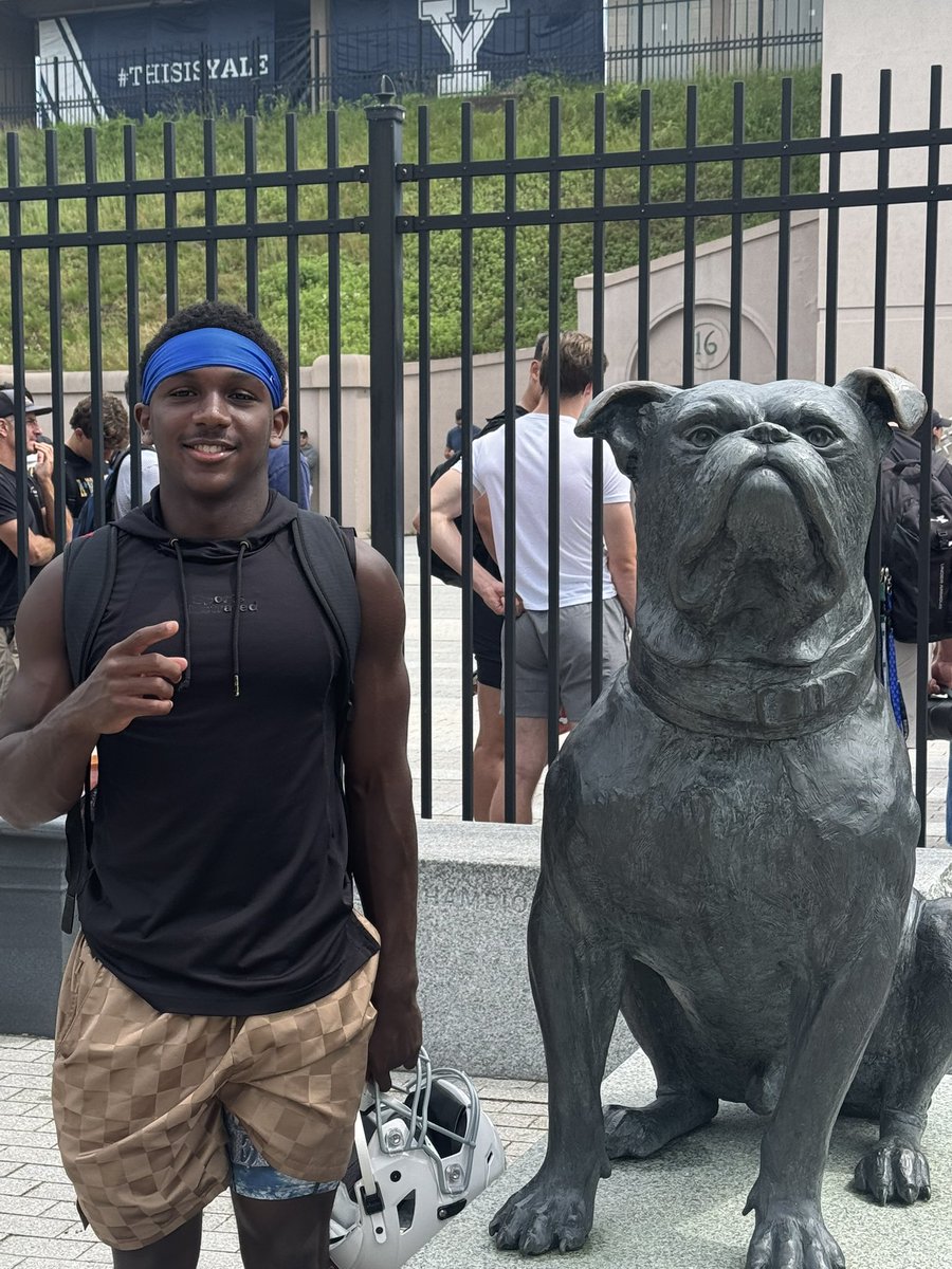 JrDyshon's tweet image. I enjoy camp @yalefootball . I loved being coached up by @coachjjanderson and look forward to moving forward in my recruiting process. I will definitely be back @CoachRenoYale @AlexKurtzYale #BogeyBoyz