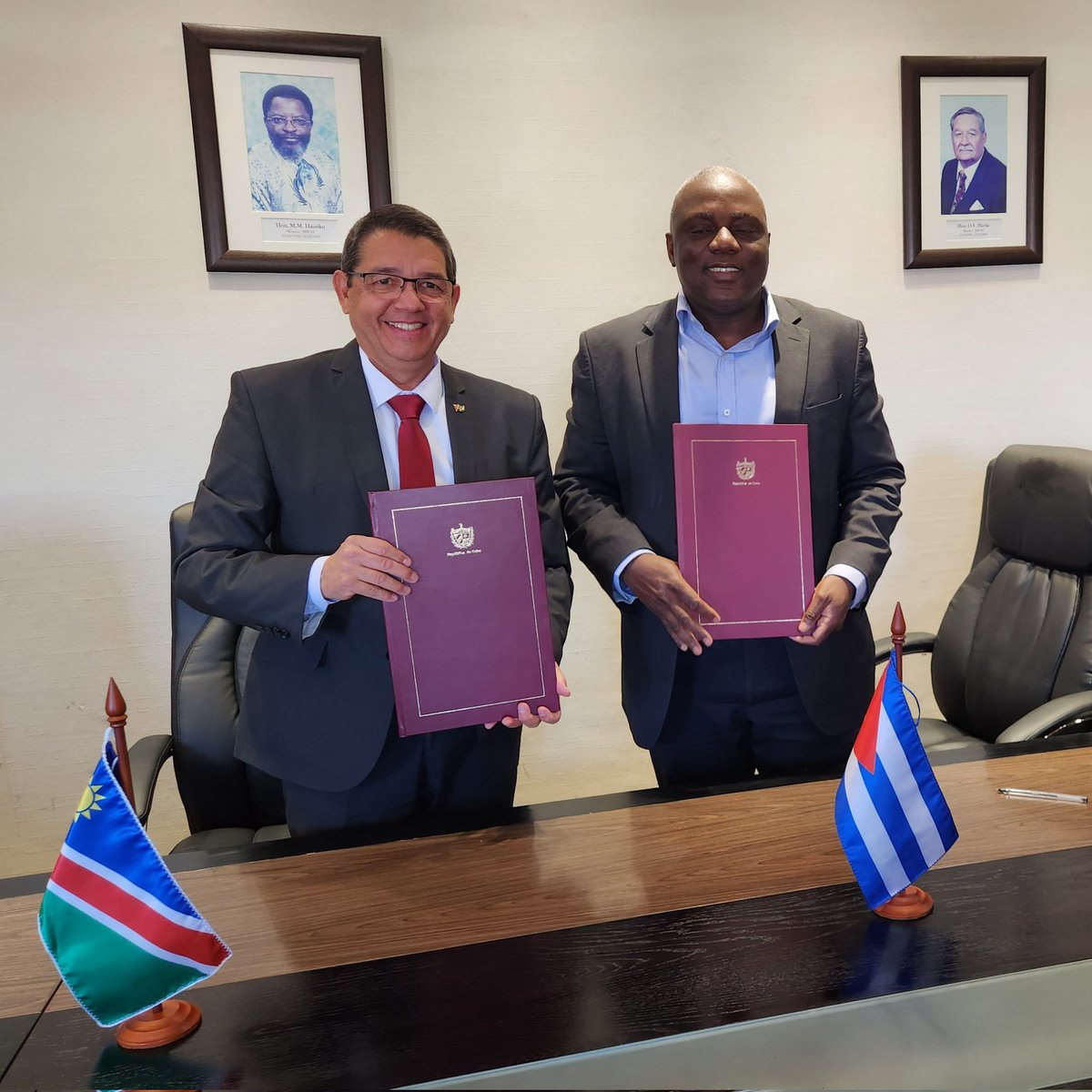 At the headquarters of the Ministry of Works and Transport of #Namibia🇳🇦, we signed a supplement to the agreement between this Ministry and the Ministry of Higher Education of #Cuba🇨🇺 <a href="/CubaMES/">MES</a> <a href="/CubaMINREX/">Cancillería de Cuba</a>