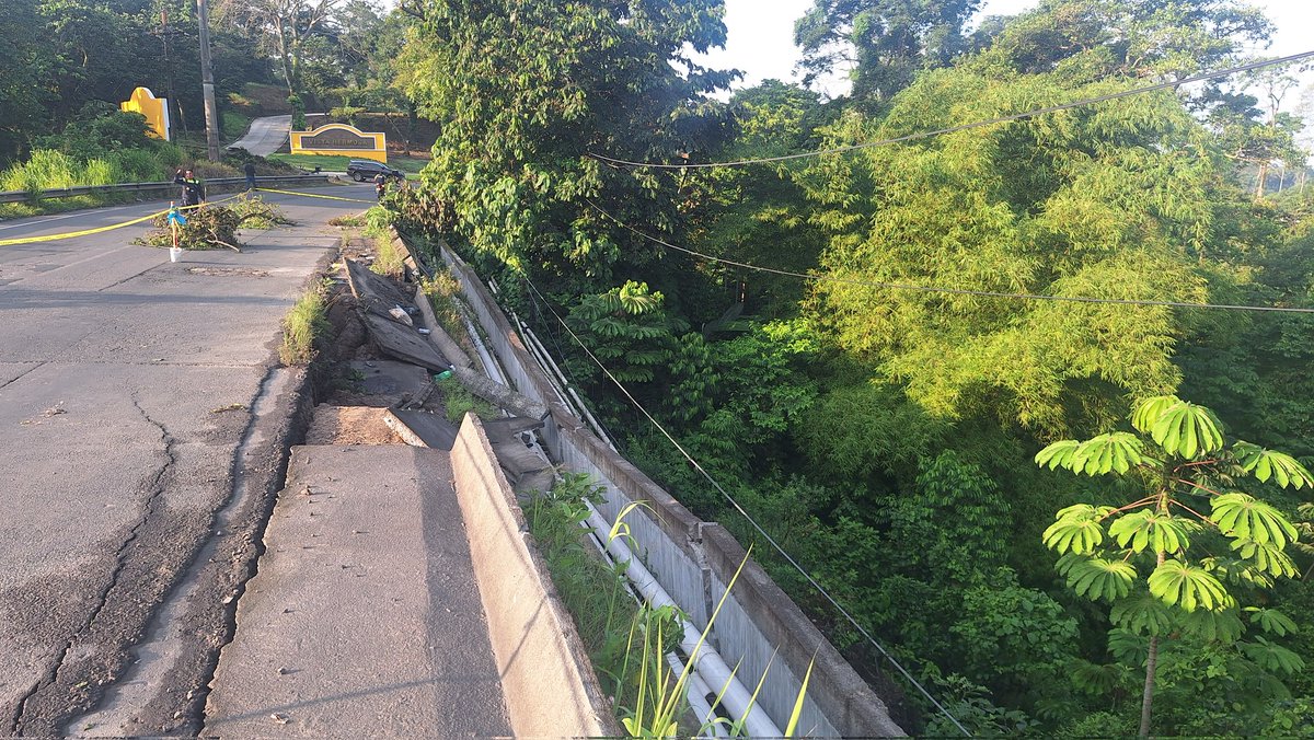 🔴URGENTE 

Hundimiento en el kilómetro 188 ruta Cito-Zarco de Retalhuleu a Quetzaltenango  

Jurisdicción de Tierra Colorada y La Arenera