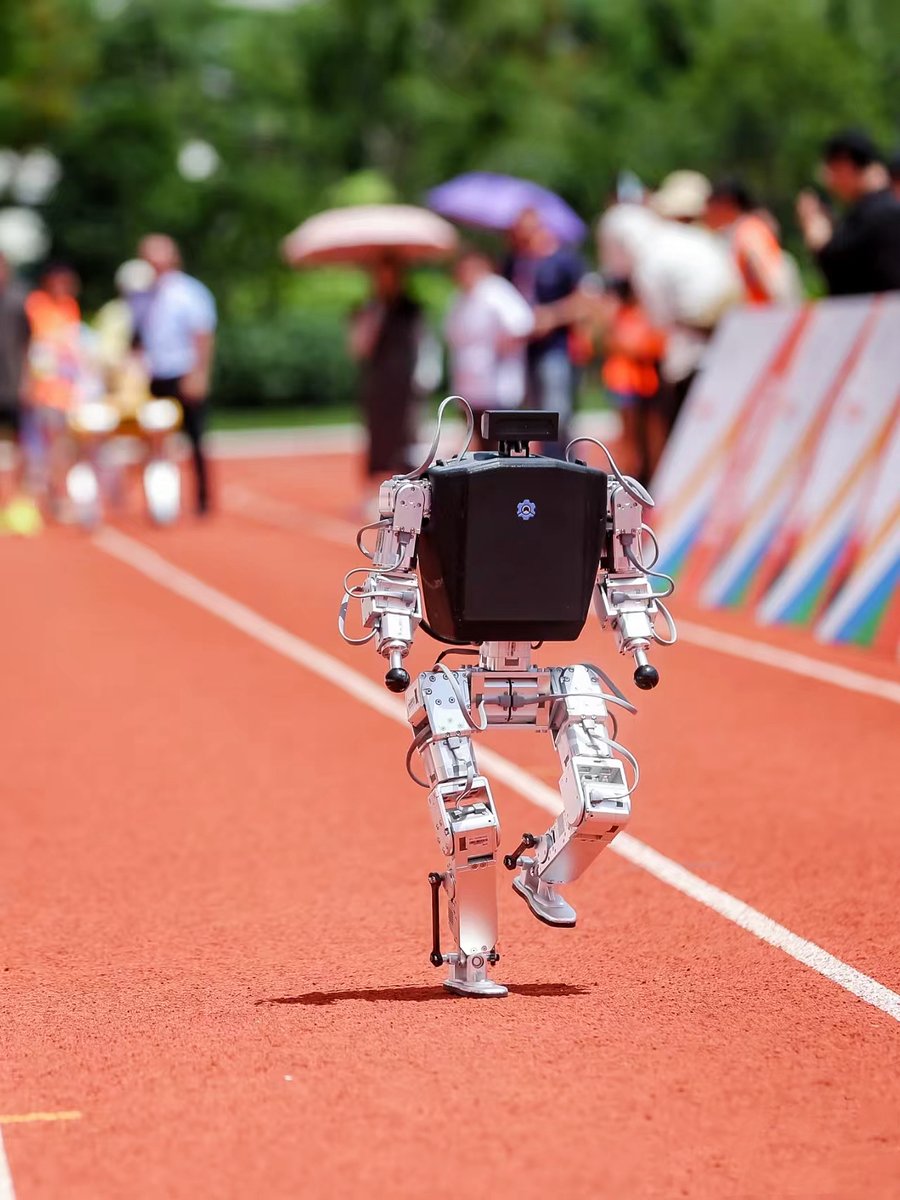 HTrobotics's tweet image. #OlympicDay2025 Mini Pi & Mini Hi joined humans to run, jump, and kick—showing a fresh way to move. Since 1948, the Olympic spirit evolves with tech. Together, humans and robots carry forward unity and inclusion.
#LetsMove #Robotics #TechForGood
#FutureOfSport #HumanoidRobot
