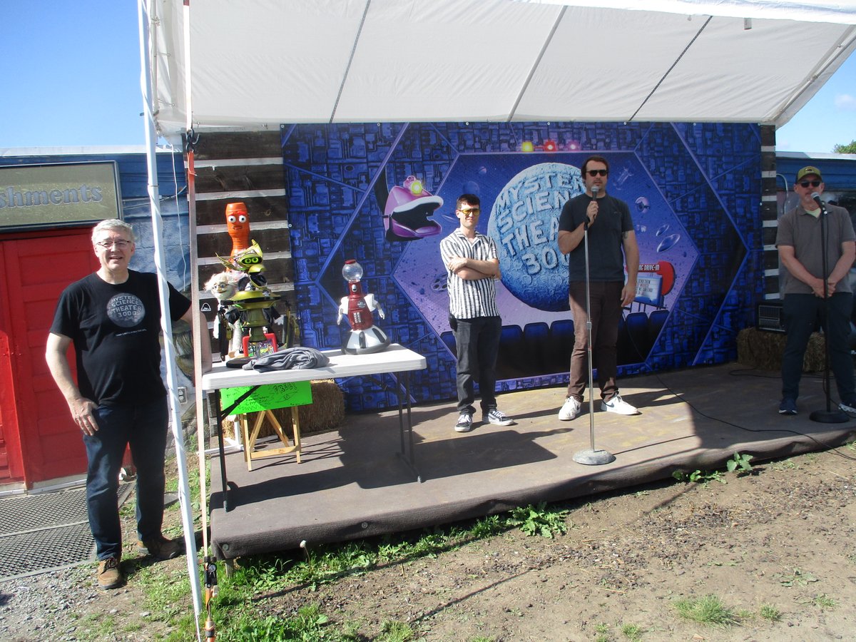brotherzee's tweet photo. Pix of Harold Buchholz, Jonah Ray Rodrigues, Matt McGinnis, and Joel Hodgson at the #MST3K Ultimate Fan Event at @MahoningDIT! @MST3K @MST3KInfo #MST3000 #drivein #driveins #driveintheater #driveinmovie https://t.co/JHy77CexBT