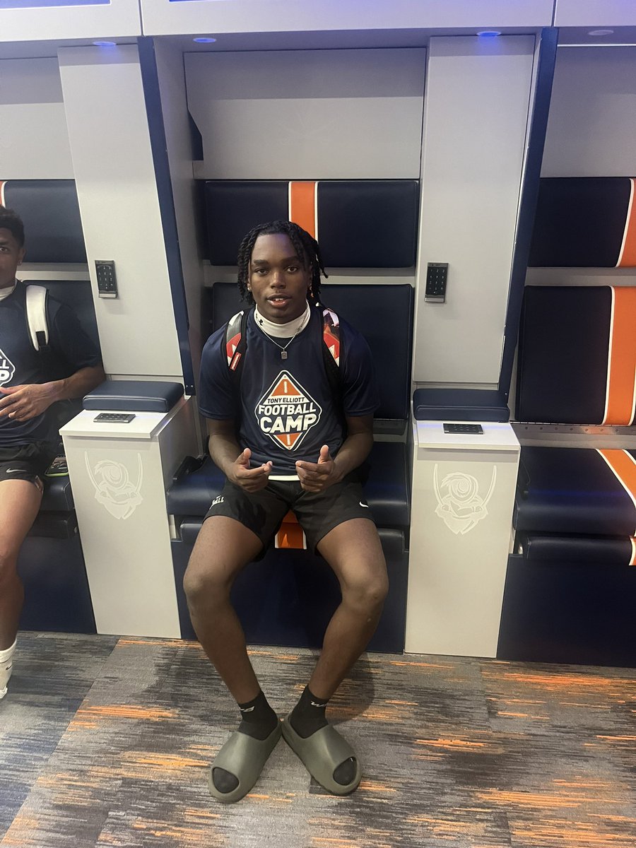 bj_collins1's tweet image. Had a great time at the university of Virginia, met a lot of coaches and had great conversations with them!
@davidmh__ @Mike_Moore32 @UVAFootball @Phileepae3Sr @_SouthernXpress @UnLockYourGame @DexPreps @CoachJohnsonB @_FIELDKINGZ @keithetheredge1 @ScoutFball