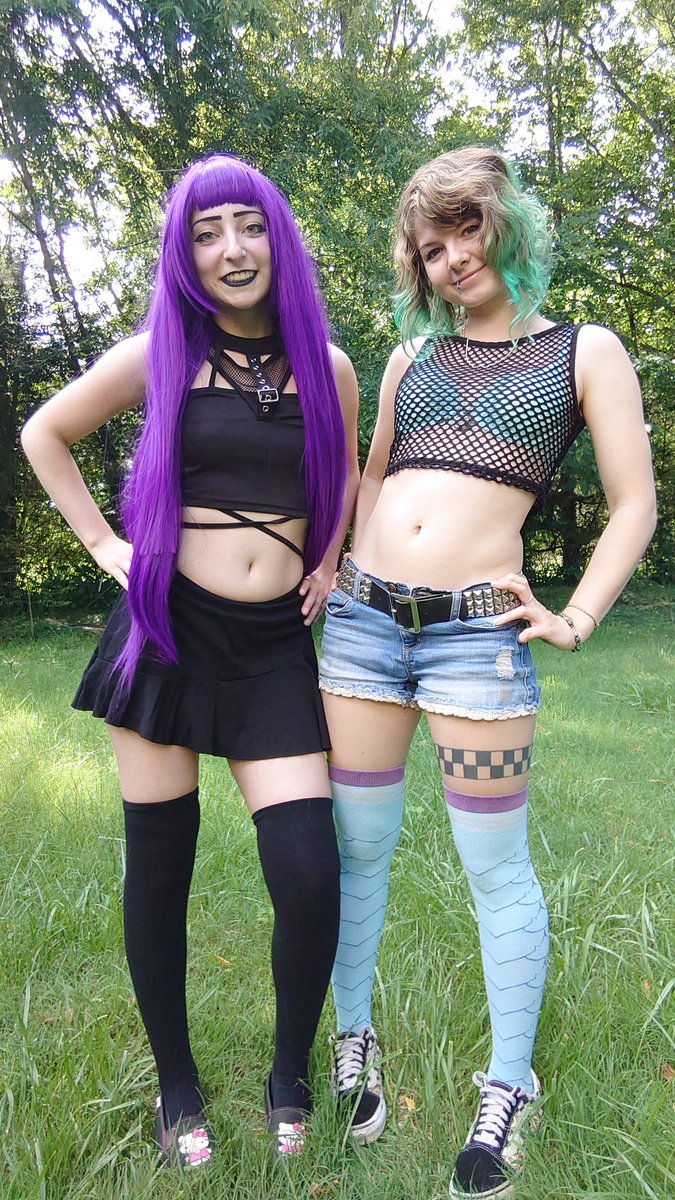 Who's tummy are you licking first?
✨ Midriff Monday ✨