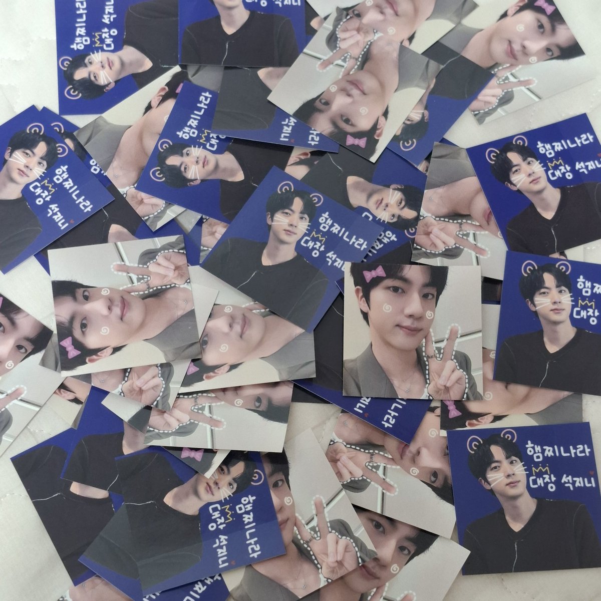 Aeong9339's tweet photo. #RUNSEOKJIN_epTOURinGOYANG
달려라석진 콘서트 사각 스티커 나눔 공지 

날짜&amp;장소: 6/28(토) 고양, 6/29(일) 잠실
인증: #RT + follow
개수: 90set (도안 2개 10장씩)
시간, 세부 위치, 착장: 당일 타래 공지

실물이 훨씬 예뻐요💘

첫콘(고양), 막콘(잠실) 나눔 장소가 다르니 이 점 유의해주세요! https://t.co/VW6UEqK2dr
