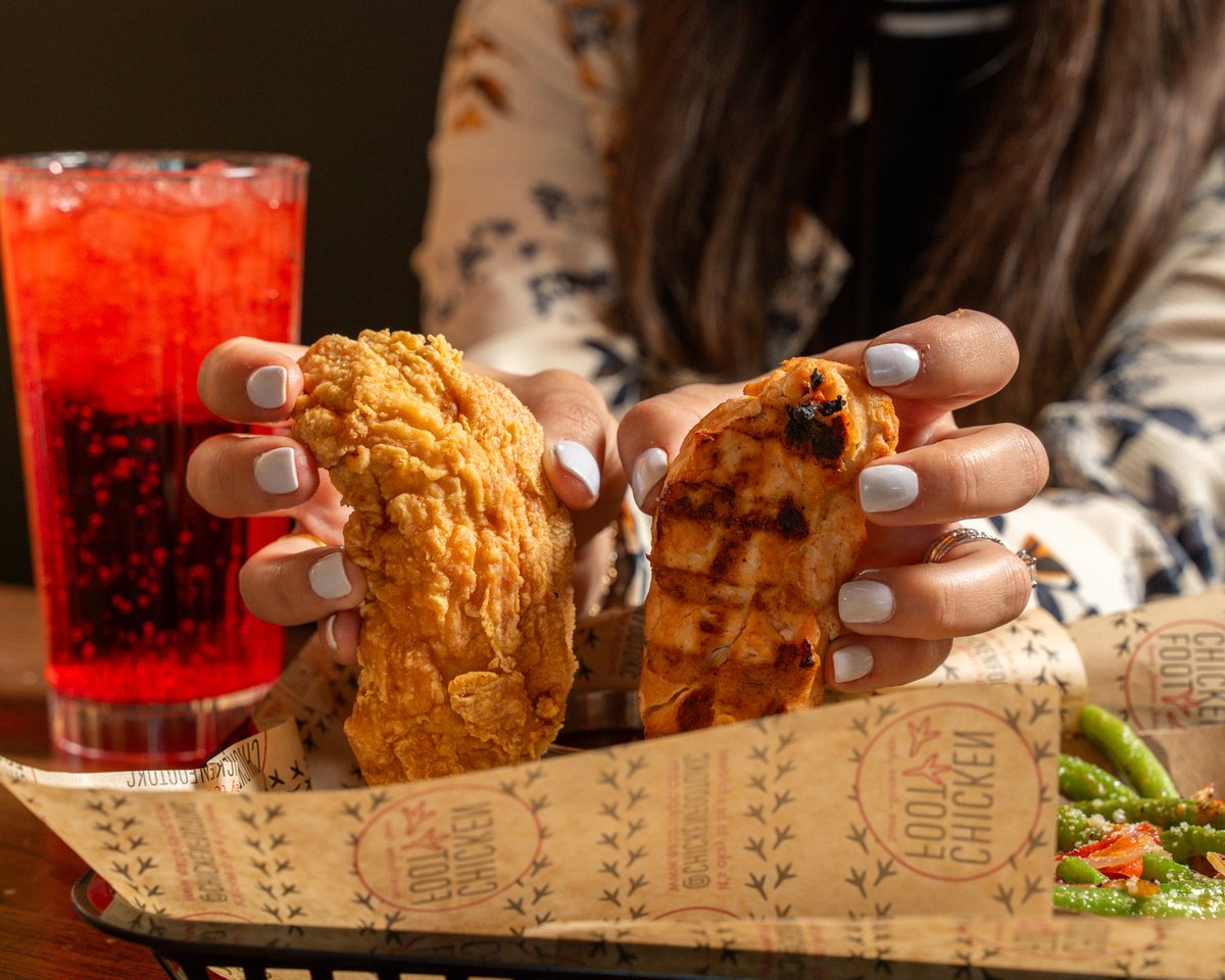 eatchickenfoot's tweet photo. The only cure for a case of the Mondays is a lunch deal at Chicken Foot! 🐔
Come in and try out our 2-Piece Lunch feature! Your choice of ANY 2 pieces of chicken! 
Fried, Grilled, Bone in, or even chicken tenders; served with your choice of side and a drink! https://t.co/nDb3m3TaNY