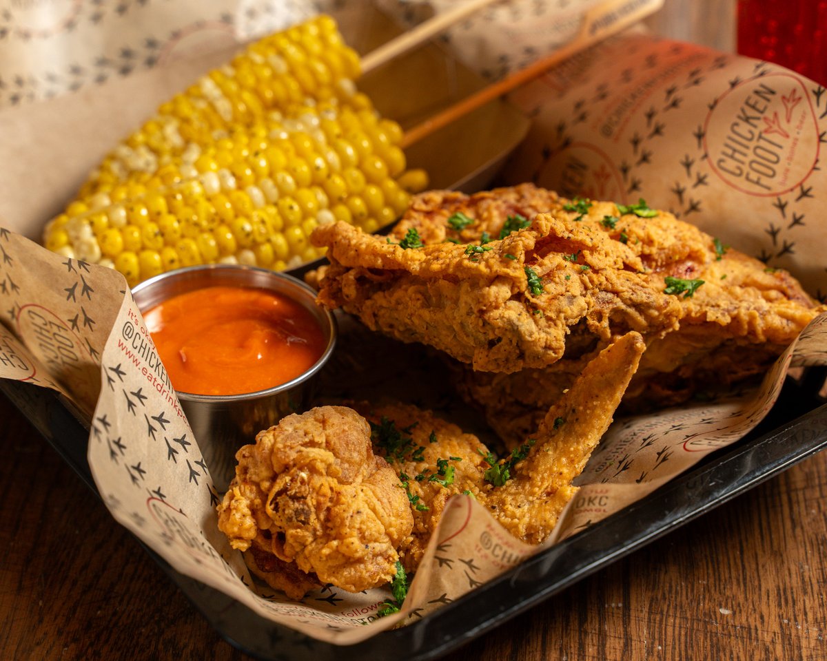 eatchickenfoot's tweet photo. The only cure for a case of the Mondays is a lunch deal at Chicken Foot! 🐔
Come in and try out our 2-Piece Lunch feature! Your choice of ANY 2 pieces of chicken! 
Fried, Grilled, Bone in, or even chicken tenders; served with your choice of side and a drink! https://t.co/nDb3m3TaNY