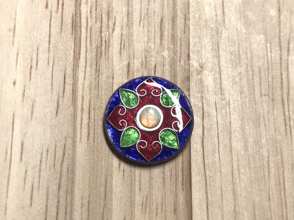 石を入れる場所を一段低くしておいて、貼り付けるデザインも試作中。

だいぶ上手くいったと思うけど、もっと綺麗に仕上がりそうなポイントがいくつかあるので今回は作り直しで。

貼り付けて使う用の石も色々集めないと。