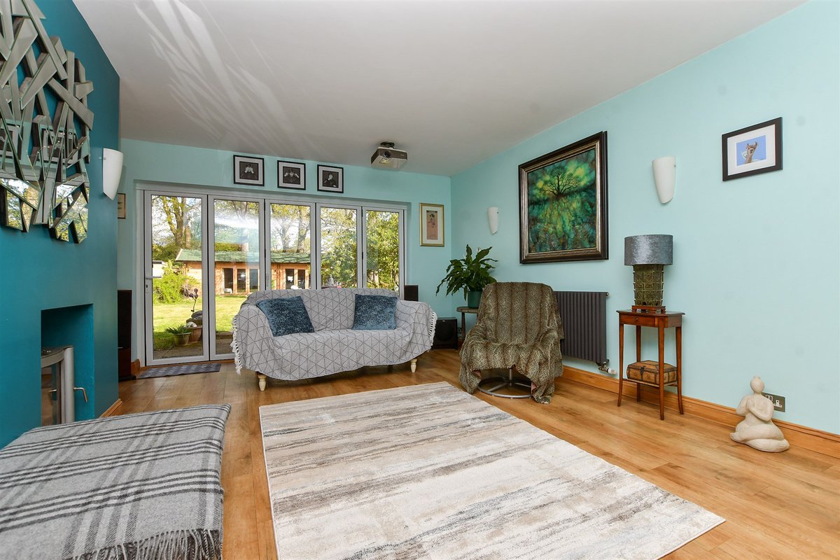 🏡 3 Bedrooms | Fetcham, Leatherhead

This charming bungalow is nestled in a quiet private road. Features include a large garden with a wooden cabin, spacious accommodation and a blend of comfort and privacy.

Find out more and book your viewing:
👉 cubittandwest.co.uk/property-for-s…