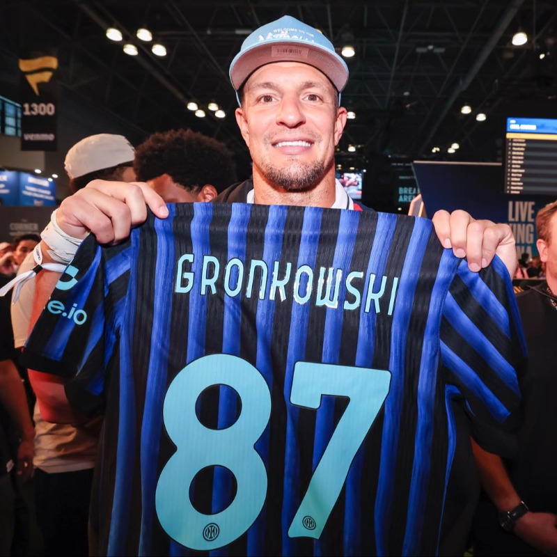Inter's tweet photo. Football, sports stars and a whole lot of Nerazzurri 🖤💙
Thanks to everyone who made Fanatics Fest unforgettable! 🇺🇸😎

#ForzaInter
