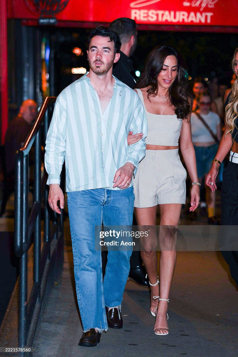 DanielleJBrasil's tweet photo. 📷 ——— Danielle e Kevin Jonas estiveram ontem no restaurante Emilio's Ballato! https://t.co/EgBZX4UXky