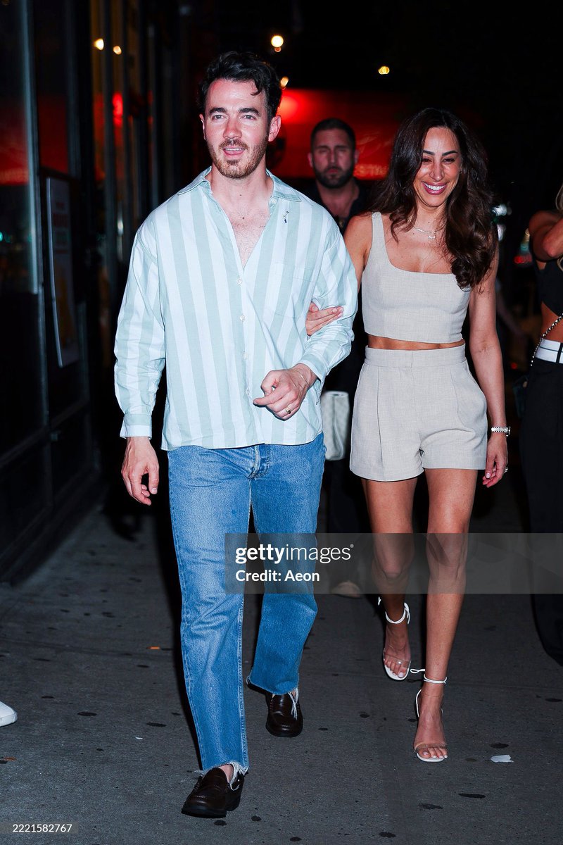 DanielleJBrasil's tweet photo. 📷 ——— Danielle e Kevin Jonas estiveram ontem no restaurante Emilio's Ballato! https://t.co/EgBZX4UXky