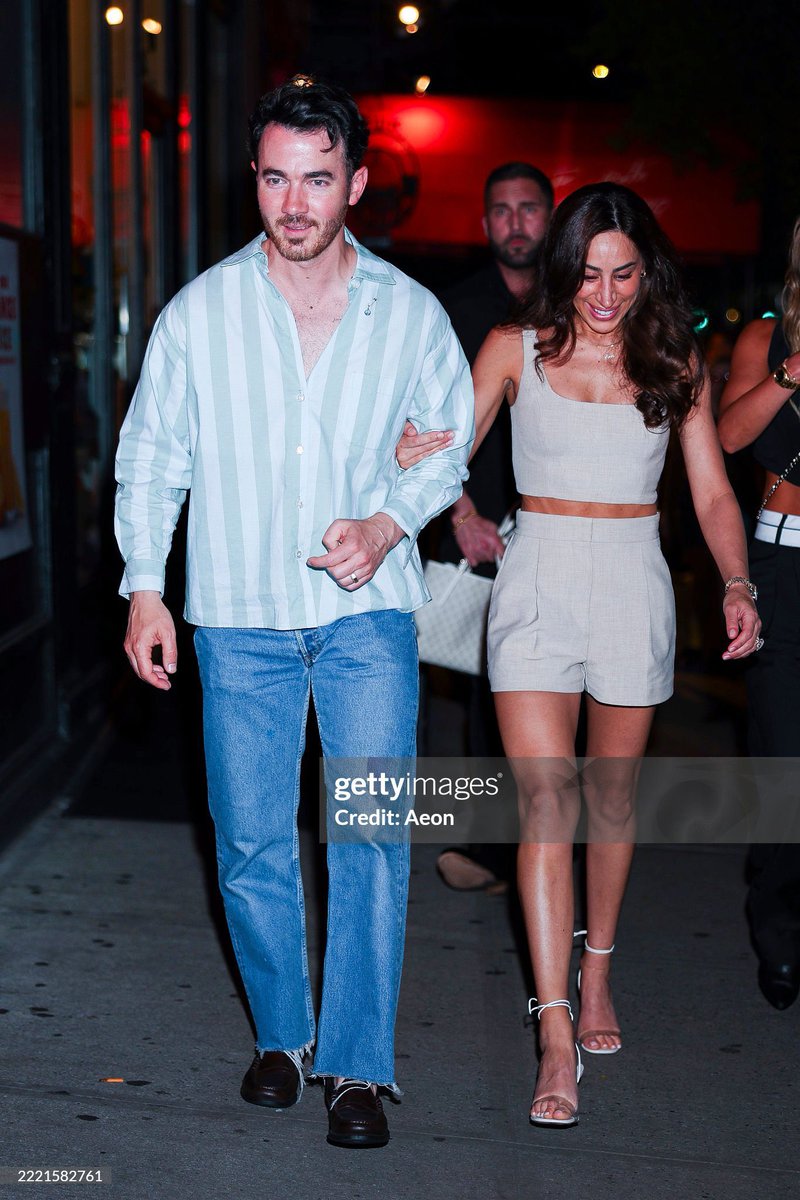 DanielleJBrasil's tweet photo. 📷 ——— Danielle e Kevin Jonas estiveram ontem no restaurante Emilio's Ballato! https://t.co/EgBZX4UXky