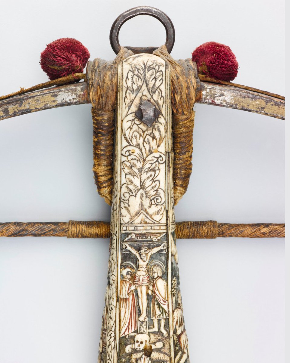 MuseeArmee's tweet image. [#objet] English below 👇 Cette arbalète de chasse se distingue par sa luxueuse ornementation, mettant en scène un cycle christique complet.

⚔️ Le sacrifice du Christ est représenté par deux Crucifixions et d’autres épisodes bibliques qui annoncent son martyre. Les armes…