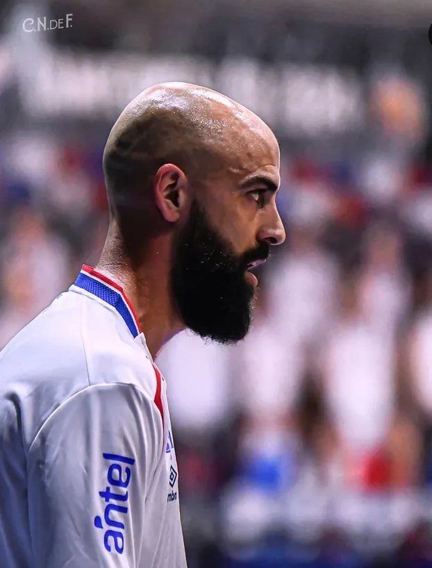 #Primera "Gabriel Palleiro estuvo internado en la semana. Tuvo una neumonía. La verdad hoy no podía estar en la cancha... Y Gaby volvió para esto" 🔴🔵⚪

🗣️ Jorge Seré, coordinador del futsal tricolor, tras la victoria clásica, en declaraciones a la trasmisión de <a href="/CNdeFfutsal/">Nacional Futsal</a>