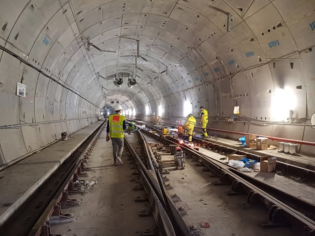 Adif_es's tweet photo. 🚉✈️ Avanzamos en el nuevo acceso ferroviario a la T1 del Aeropuerto Josep Tarradellas Barcelona-El Prat: ¡obra ejecutada al 80%!✅

👉 Con una inversión de 64,1 M€, esta actuación clave del Plan #TransformemRodalies conectará la T1 y Sants en solo 19 minutos.

🎯 Beneficiará a entre 7 y 9 millones de viajeros al año.

Mas detalles: https://t.co/xus0ukJSyN