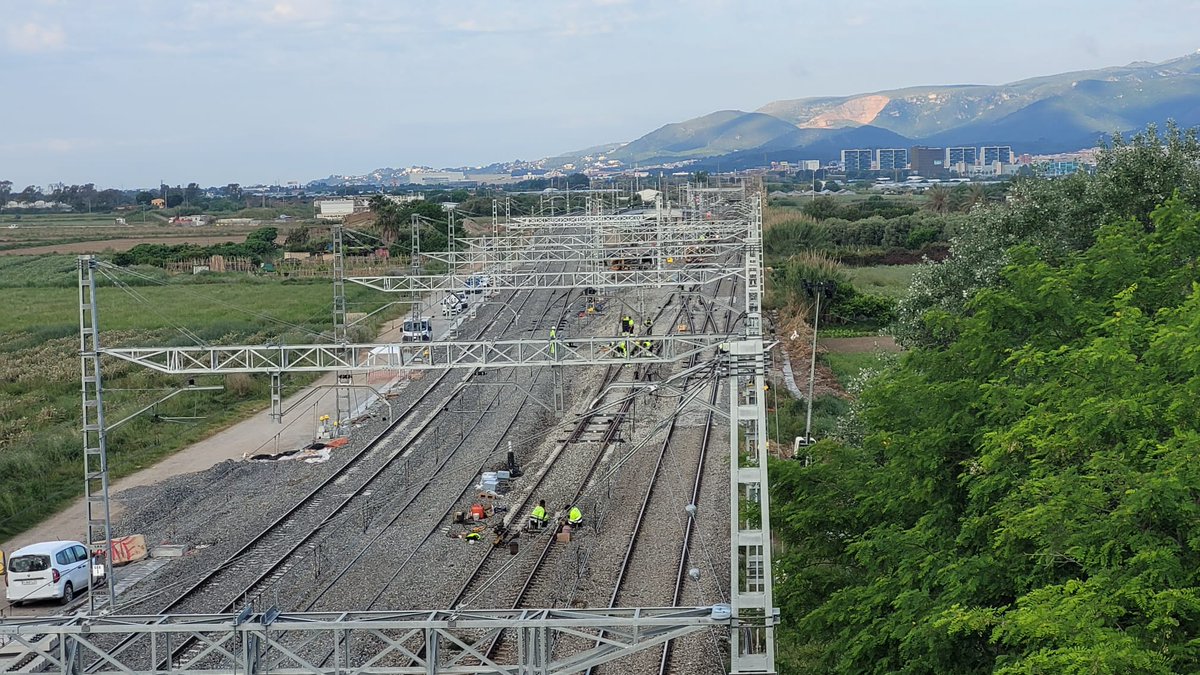 Adif_es's tweet photo. 🚉✈️ Avanzamos en el nuevo acceso ferroviario a la T1 del Aeropuerto Josep Tarradellas Barcelona-El Prat: ¡obra ejecutada al 80%!✅

👉 Con una inversión de 64,1 M€, esta actuación clave del Plan #TransformemRodalies conectará la T1 y Sants en solo 19 minutos.

🎯 Beneficiará a entre 7 y 9 millones de viajeros al año.

Mas detalles: https://t.co/xus0ukJSyN