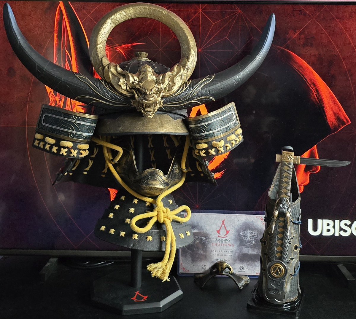 For those who missed last night's stream, here is Yasuke's helmet &amp; Naoe's hidden blade!

These are both 1:1 scale &amp; are absolutely stunning!!
I was like a kid at Xmas when they arrived 😂
And they both are going to make fine additions to my ever growing Assassin's Creed