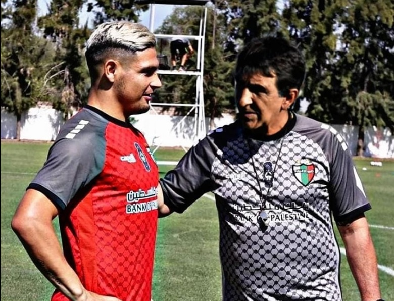 GuidoNewsAR's tweet photo. ❗️LA NOVELA MAXI SALAS, RACING Y RIVER EN 2 FOTOS

📷1: un pizzero de un equipo desconocido traicionando a un DT que lo llevó a la gloria y lo sacó de la miseria

📷2: un hipócrita que debería ser considerado persona no grata e insultado c/ vez que pise el Cilindro de Avellaneda https://t.co/QBm8pJaOmB