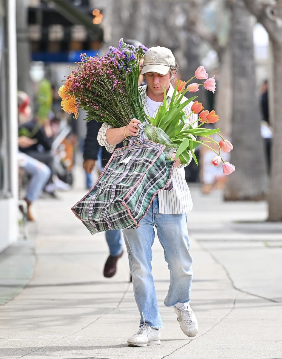 WhiteWayFans's tweet photo. Spotted Jeremy Allen White at the farmers market! Always the quintessential #HollywoodStar even in raw moments. #FanCommunity #PopCulture https://t.co/xUV1RHCuN0