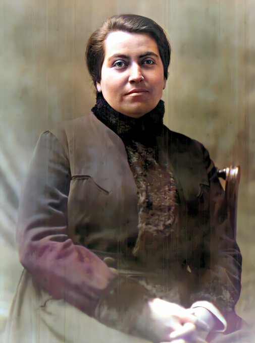 Un día como hoy, en 1922, Gabriela Mistral aborda en Valparaíso, el vapor Orcoma, con destino a México. La maestra chilena ha sido contratada por el gobierno mexicano para colaborar, como figura protagónica, en la que será la mayor Reforma Educativa del siglo XX americano.