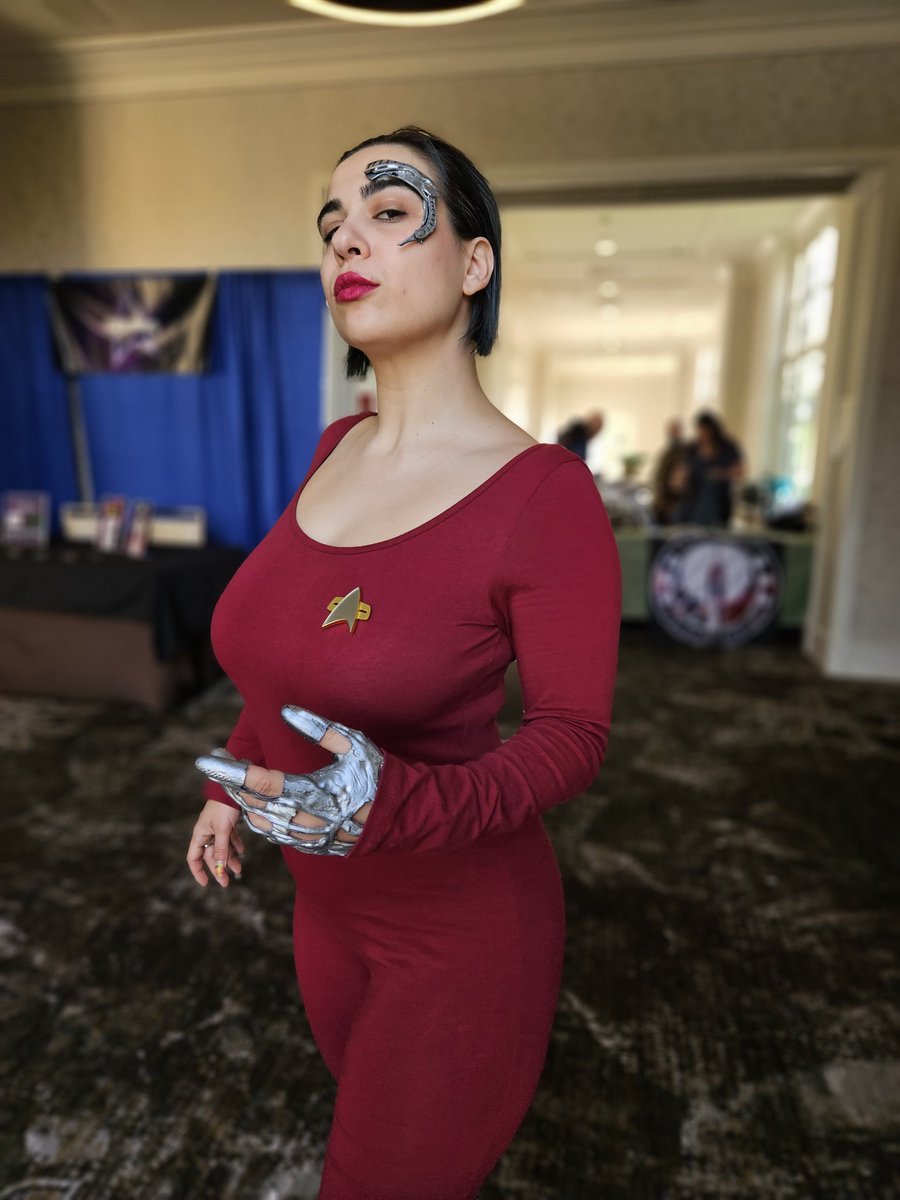 AlianaAngel1's tweet image. Thinking back to cosplaying Star Trek with @Sir_Insomniac not too long ago.

Cosplays: Tuvok @SomeSayImModest &amp;amp; Seven of Nine (me)