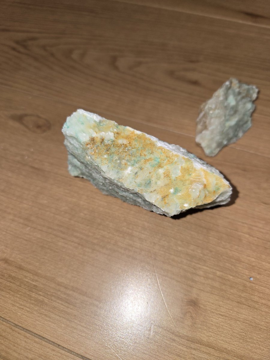 今日ローダーで石灰石積む仕事してたら黒くて所々緑色のデカい石(100kg以上)出てきたからバケットで割ったらめっちゃ綺麗な方解石でした✨
綺麗すぎたから沢山お持ち帰り😋
方解石だけど緑の部分はキメ細かいから違う鉱物なのか？翡翠みたいな色の入り方してるしこんなの見た事ないなー🤔
今度磨こ🎶