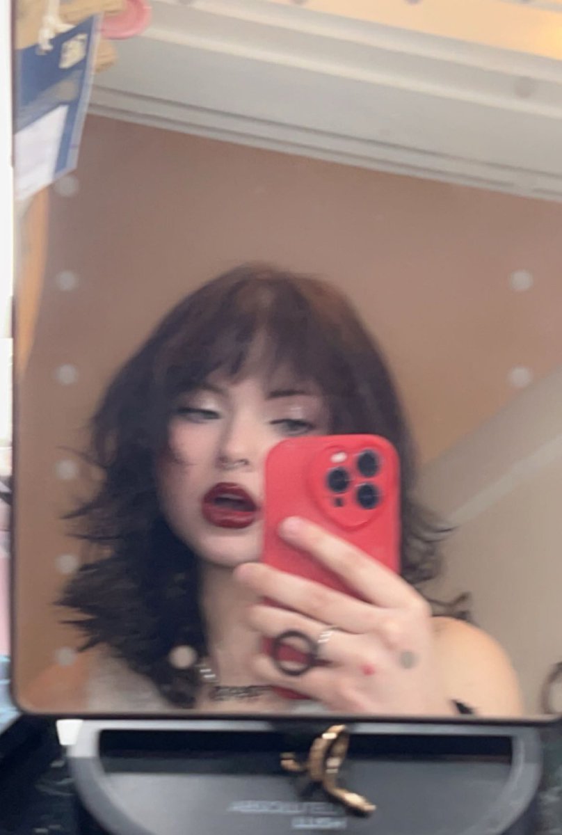 violet ☭ tweet media