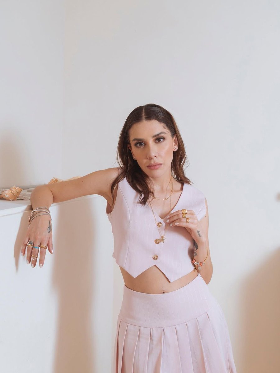 🚨 |INICIAMOS TENDENCIA! 

— Perrisimxs, vamos a iniciar tendencia express, la frase que usaremos es:

KARIME CONDUCE EN HOY

🏅 |  350 comentarios.

Recuerden interactuar con los demás perrisimxs y dar 🩵

#KarimePindterᅠᅠ #KarimeWorldwide