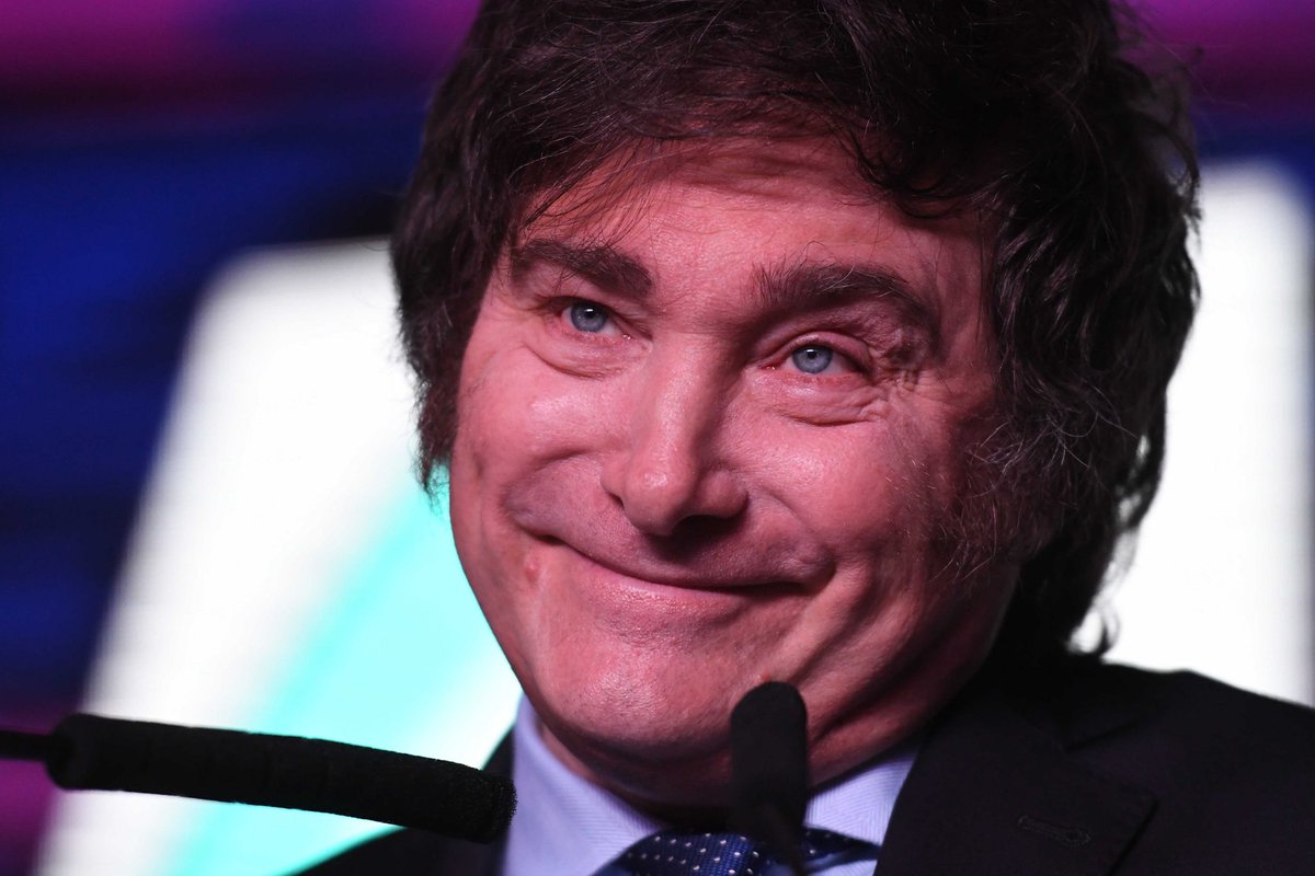 Sabés que el desquiciado nos va a meter en un un kilombo barbaro 
¡Luisito Petri ni gomeras tiene!