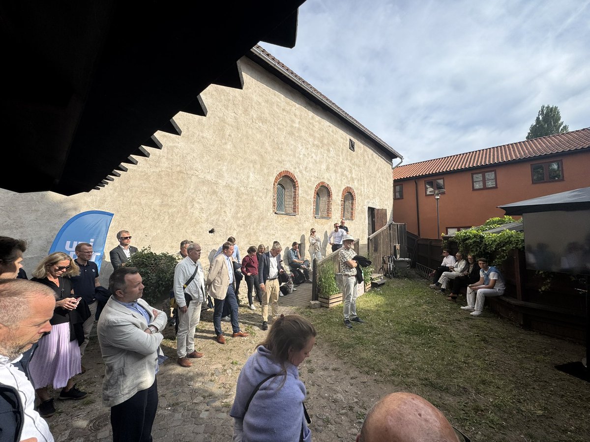 Almedalsveckan är härmed invigd från Unipers sida. Diskussionen om hur EU ska klara av fortsatt arbete med minskat beroende av fossilfria bränslen, samtidigt med stärkt konkurrenskraft, är i full gång. Inne och ute i Klosterlängan.