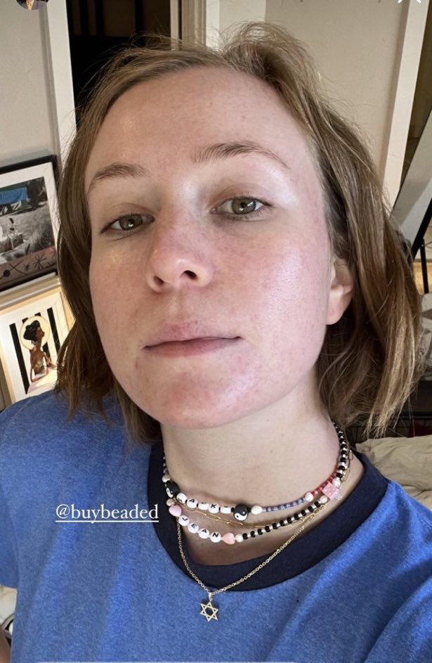 hacksmediareact's tweet image. hannah einbinder wearing beaded necklaces that say ‘hacks’ and ‘jean’