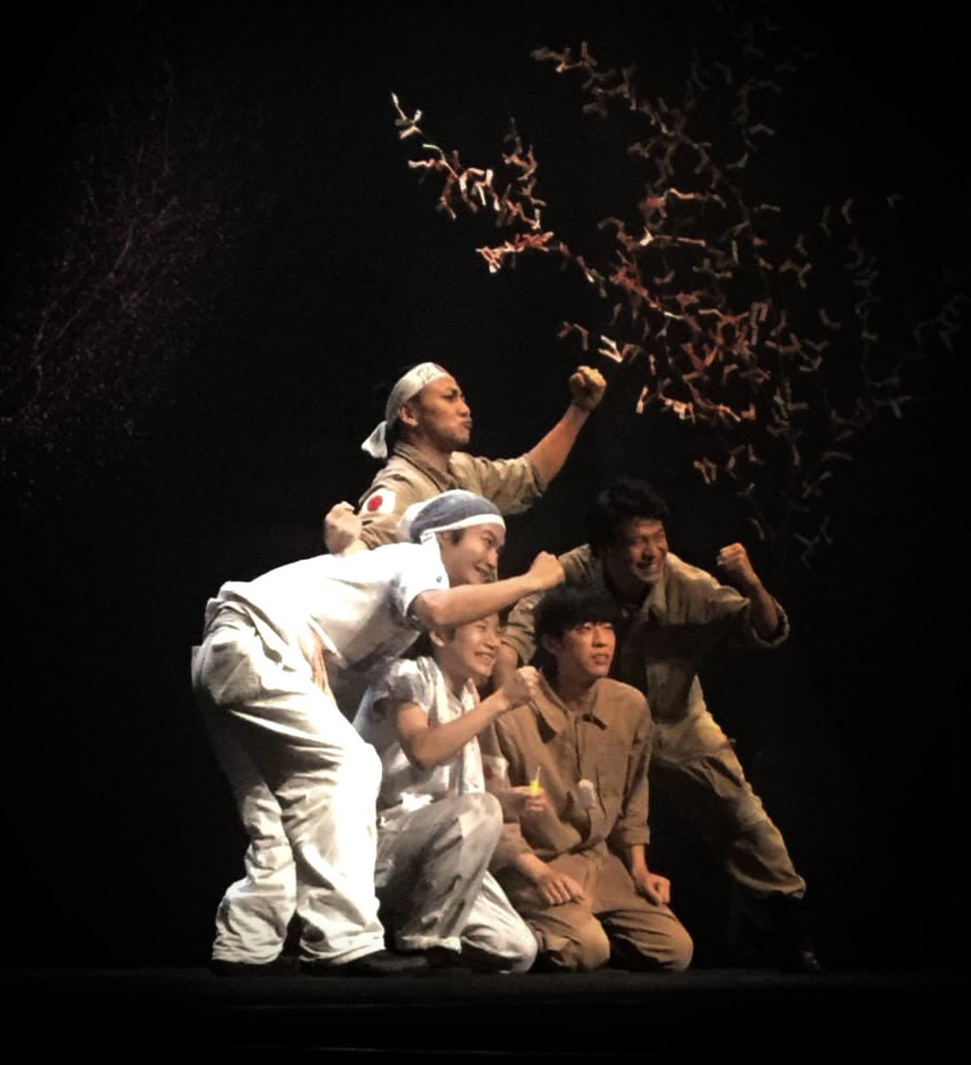 takashibad's tweet photo. 終戦から、80年。
ことばにならない想いが
今年は、各地で熱く溢れている

──80年目の祈り。

そして、『流れる雲よ 2025』。

初めての地方公演を思い出す。
あのとき、同じ空を見ていた仲間たち。
道は分かれても、
交わしたまなざしや、息づかいは、
今も、胸の奥に。

それぞれチームは違えど、
あの日の続きのように。

チケット先行予約は本日（6/24）10時より。
自分は 翔龍チームで出演します。

https://t.co/grKw4VYize