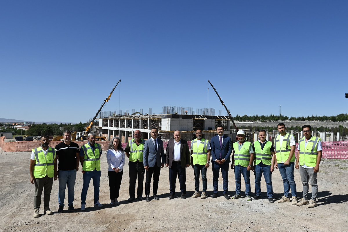 Valimiz Sn. <a href="/ValiFidan/">Ali Fidan</a>; 

Gençlik ve Spor Bakanlığı tarafından yapımı sürdürülen 2️⃣ Bin 5️⃣0️⃣0️⃣ seyirci kapasiteli kapalı spor salonu inşaatını ziyaret ederek, incelemelerde bulundu.

Vali Fidan; 💬

Modern tasarımı ve çok amaçlı kullanım alanlarına sahip olacak söz konusu tesis