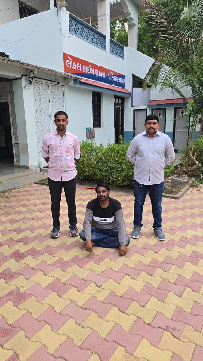 SPWestKutch's tweet photo. નલીયા પોલીસ સ્ટેશનમાં દાખલ થયેલ ચીટીંગના ગુનામાં નાસતા-ફરતા આરોપી રાજેન્દ્રસિંહ જાડેજાને પકડી પાડતી લોકલ ક્રાઈમ બ્રાન્ચ પશ્ચિમ કચ્છ-ભુજ
@sanghaviharsh @dgpgujarat @IGP_BorderRange @GujaratPolice https://t.co/dpKyGUb9XE